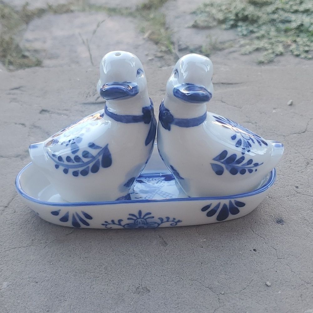 DELFT  DUCK salt / pepper shakers - VTG HP  Farmhouse